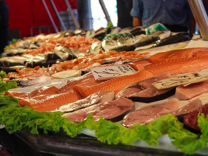 Mostrador con pescado en exposición